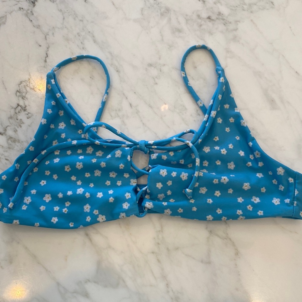 Stonefox blue Floral bikini top, barely worn, size S.